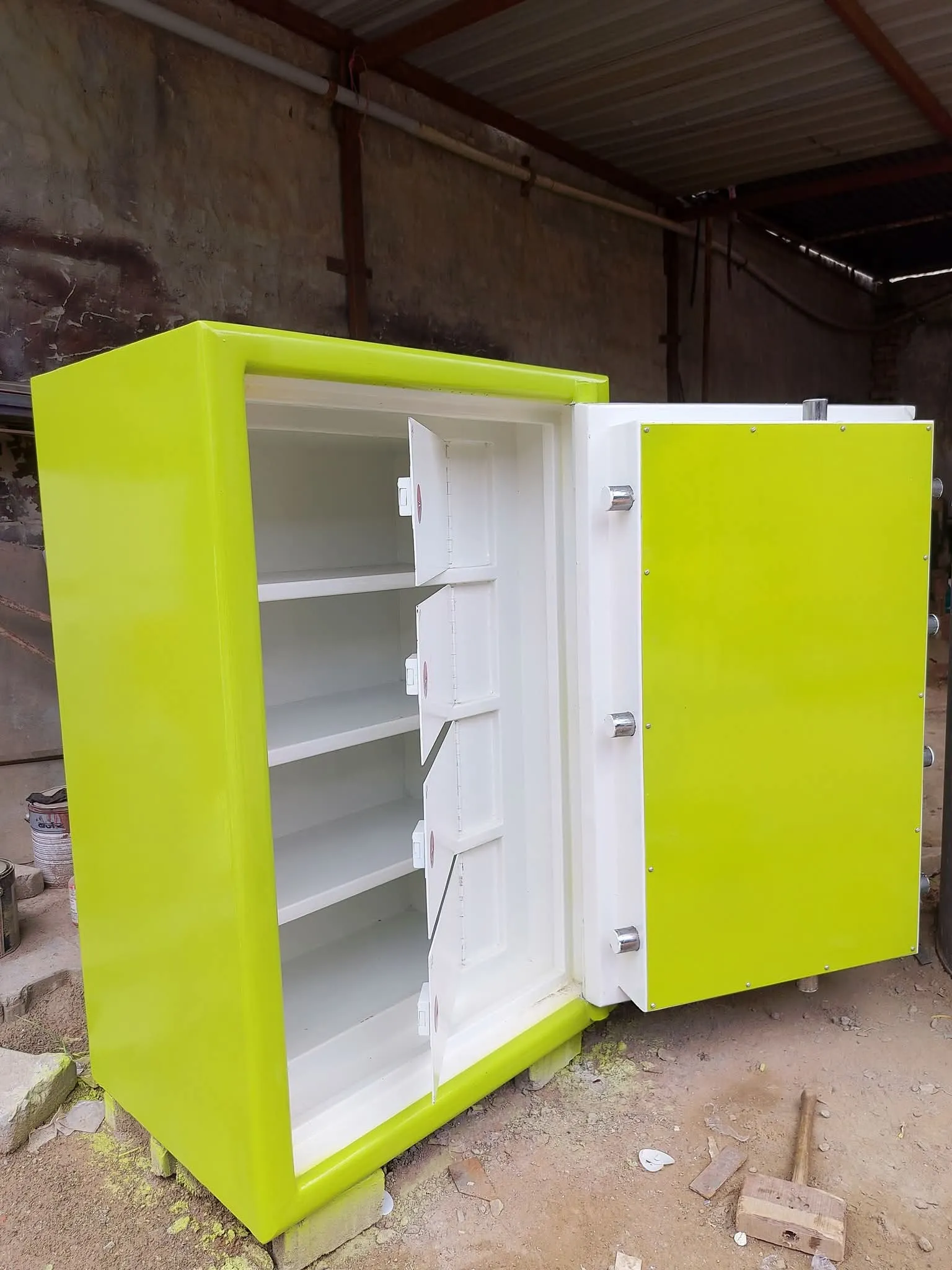 Multi-compartment locker safe